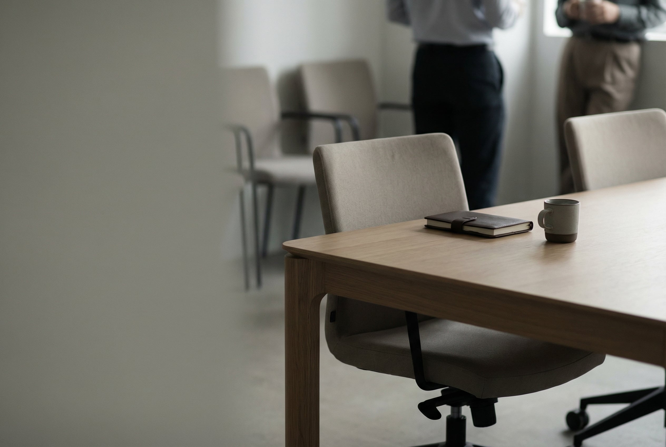 Bild eines jungen Managers im Meeting mit seinem Team