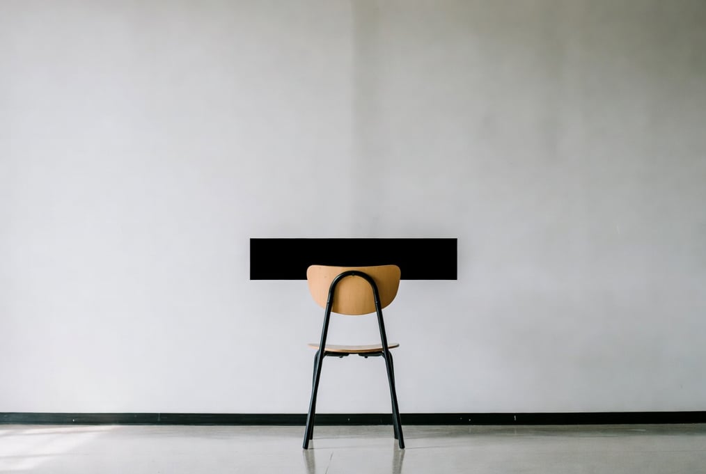 Schüler mit Lernmaterialien symbolisch - Kinesiologie bei Prüfungsangst