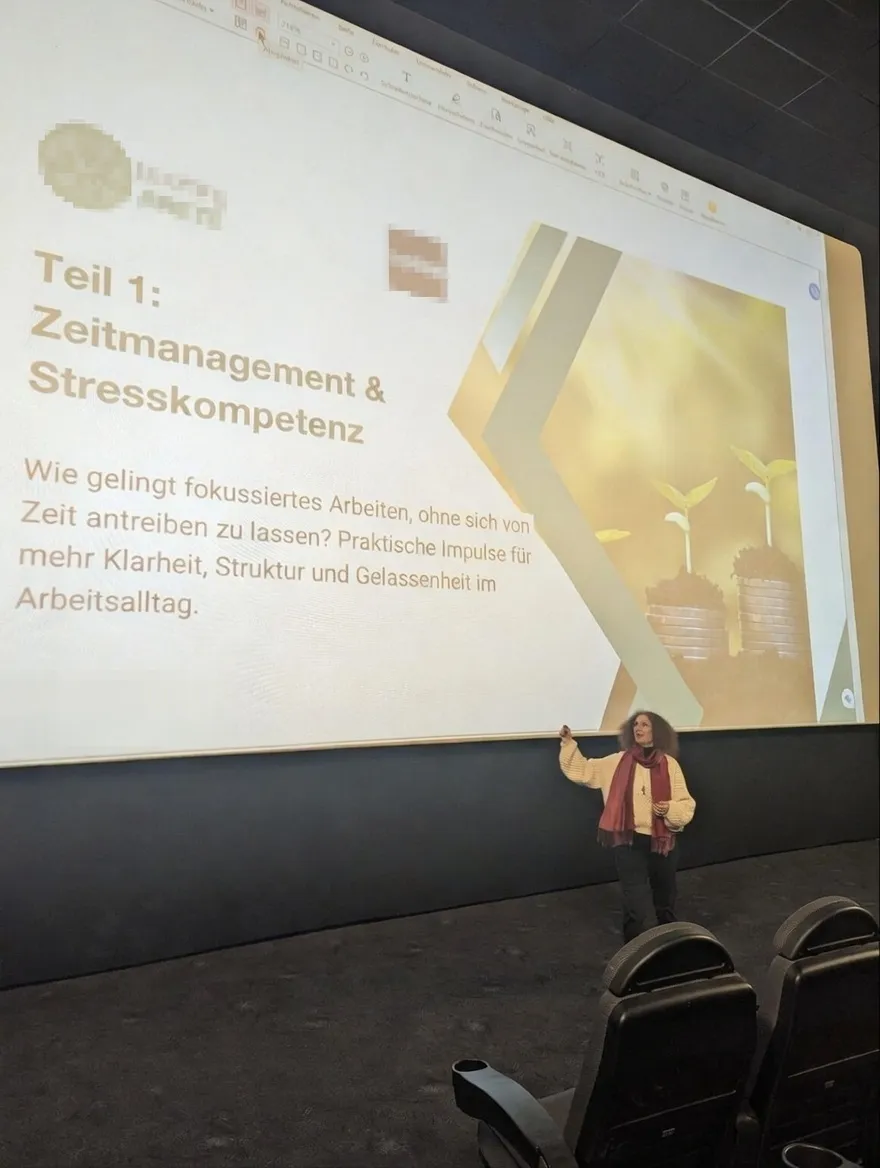 Birgit Baumann bei einem Präsenztraining
